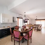 Alnes Szálloda Saranda